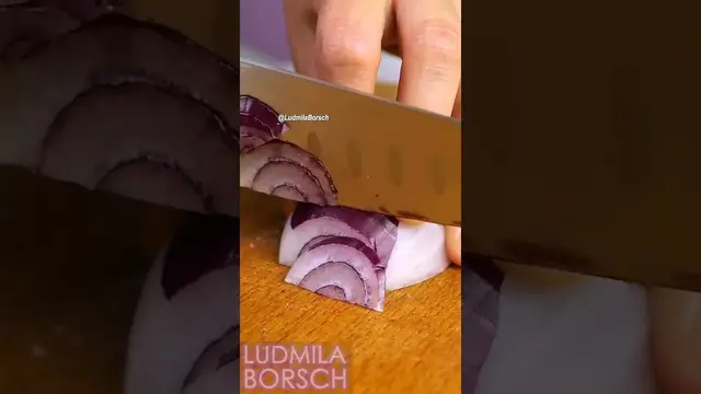 Необычный салат с беконом, арбузом, помидорами и луком