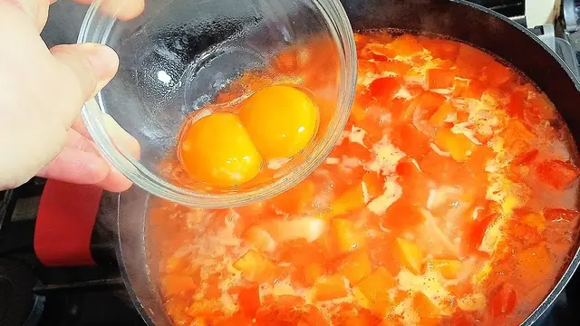 Овощной суп с курицей, рисом и яичными желтками