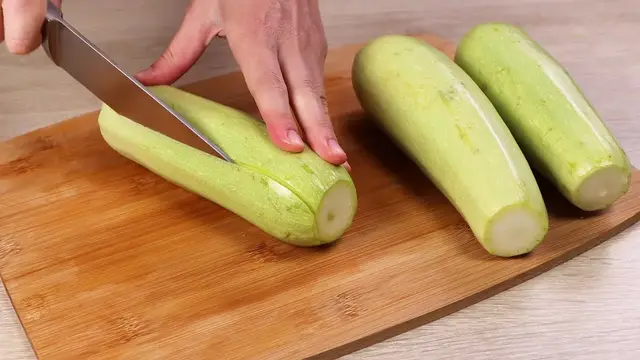 Очень вкусная и быстрая закуска из баклажанов.