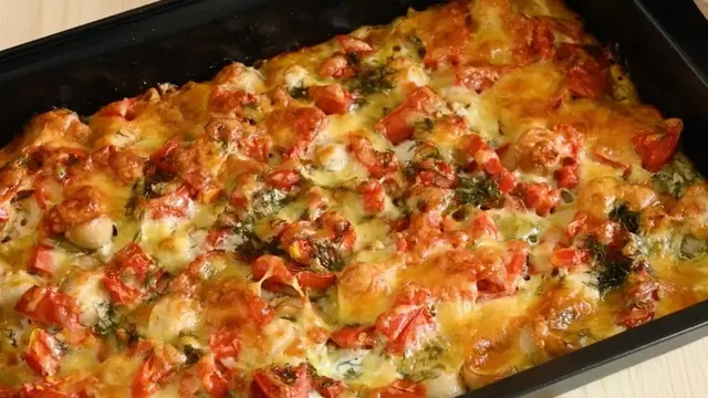Запеканка из макарон с сосисками и помидорами