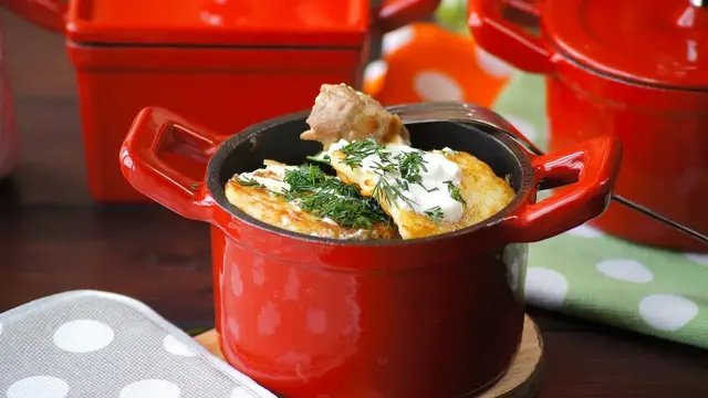 Драники с мясом и грибами в горшочках