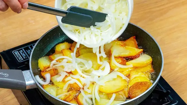 Картофельная запеканка с чесночным соусом