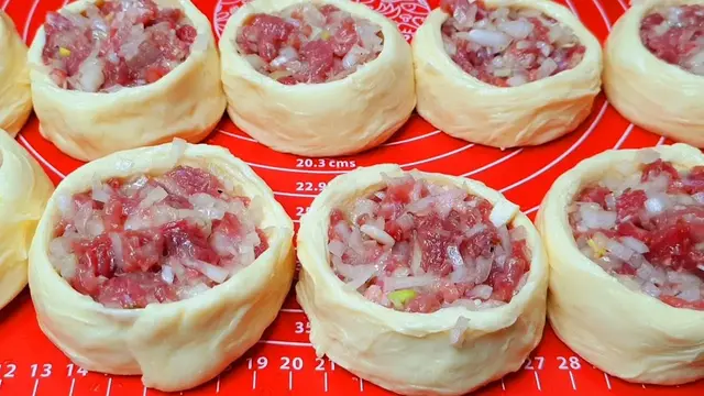 Вкусная выпечка с мясом