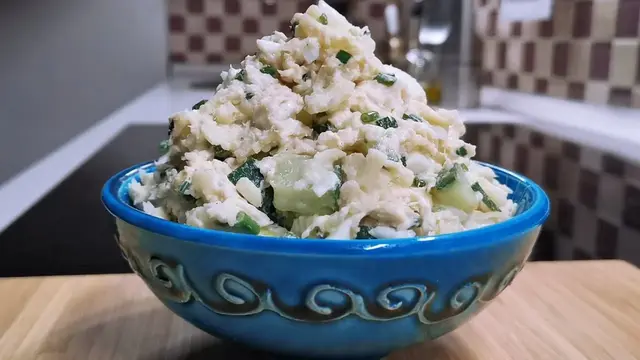 Салат с курицей и йогуртом 
