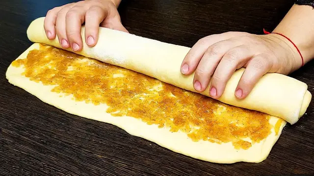 Пуховые булочки с яблоком