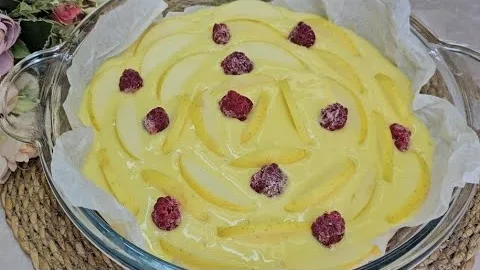 Воздушный пирог с яблоками и малиной без миксера