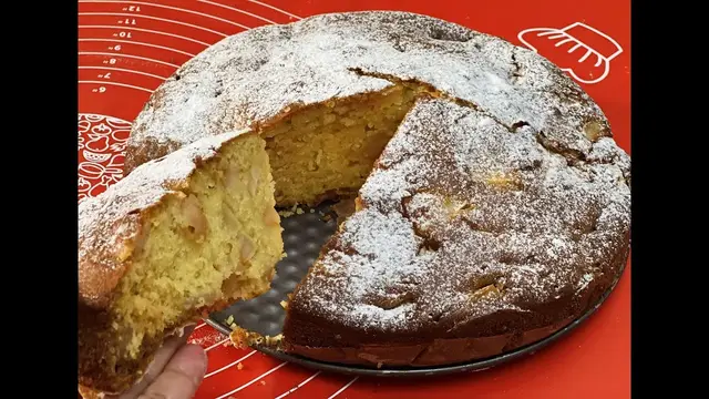 Шарлотка на кефире с яблоками