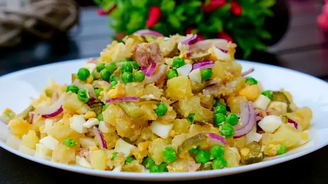 Салат с тунцом и зелёным горошком