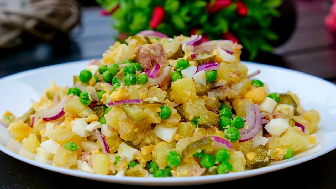 Салат с тунцом и зелёным горошком