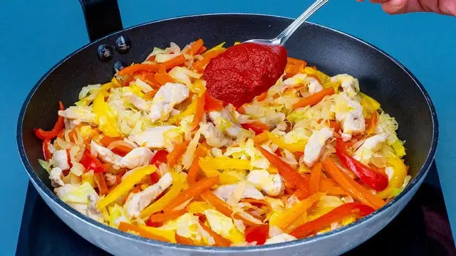 Самый вкусный рис с курицей и овощами на сковороде