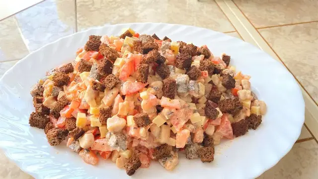 Очень сытный и простой салат с сухариками