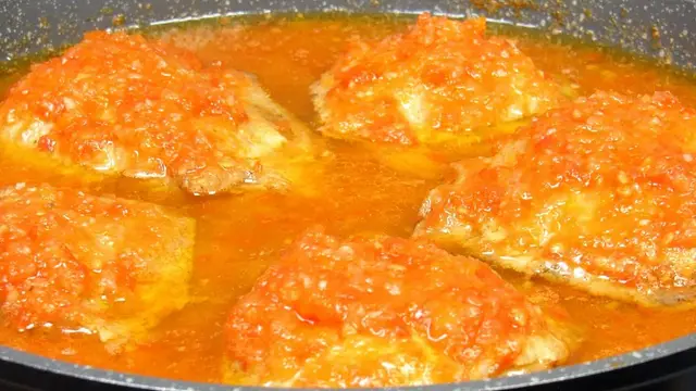 Куриные бедра в томатном соусе на сковороде