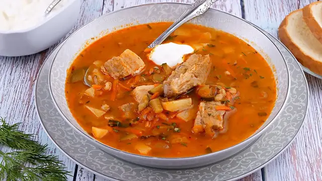Наваристый рассольник с перловкой, солеными огурцами и мясом