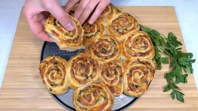 Слоеные булочки с сосисками