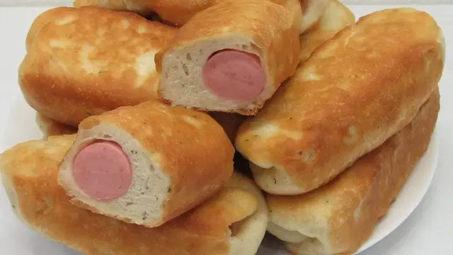 Сосиски в тесте на сковородке