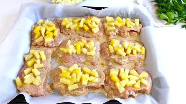 Отбивные из курицы под ананасом и сыром