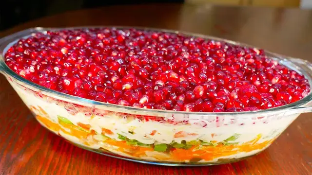 Яркий, слоёный салат с гранатом 