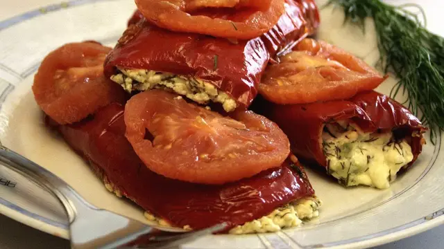 Греческая закуска из красного перца