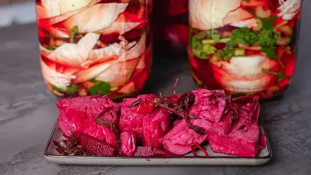 Квашеная капуста со свёклой 