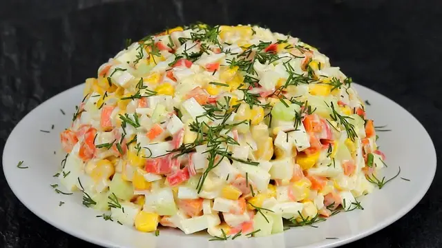 Быстрый салат с крабовыми палочками