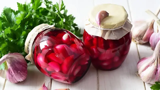Маринованный чеснок зубчиками со свеклой