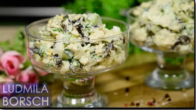 Салат с курицей, огурцами и черносливом