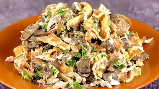 Бесподобный салат с курицей, шампиньонами и яйцами на праздничный стол 