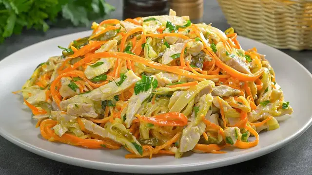 Популярный салат с курицей на новогодний стол 