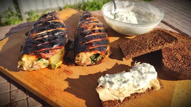Скумбрия на мангале с белым соусом