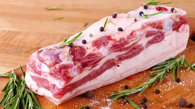 Вкусная свиная грудинка в духовке