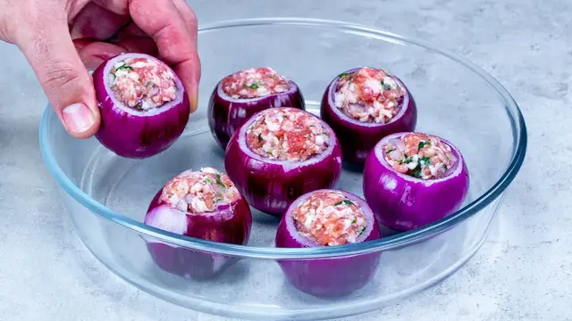 Фаршированный лук с беконом