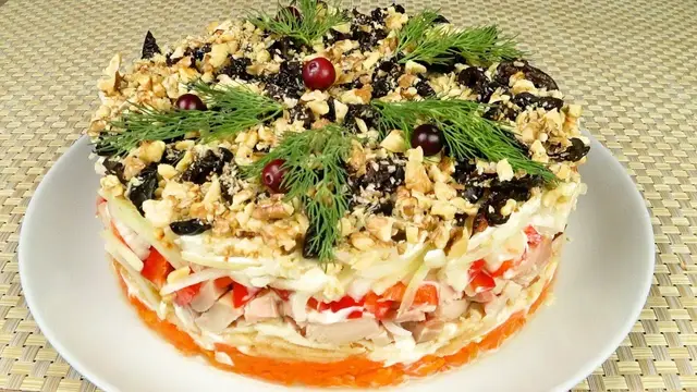 Праздничный салат с черносливом