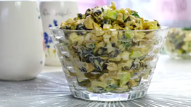 Салат с курицей и черносливом