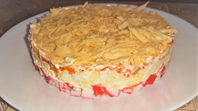 Слоёный салат с крабовыми палочками и сыром 