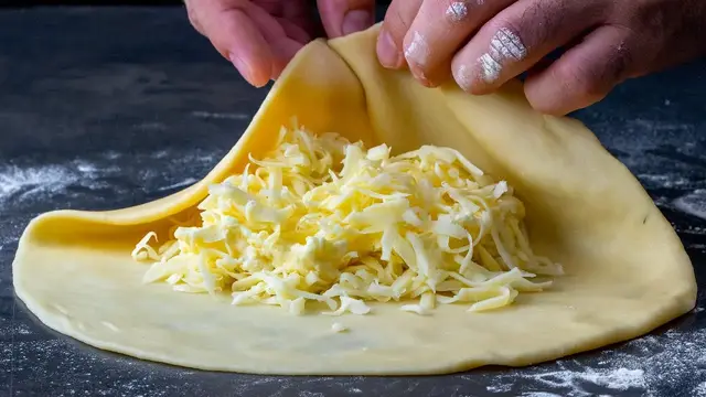 Дрожжевые лепёшки с сыром 