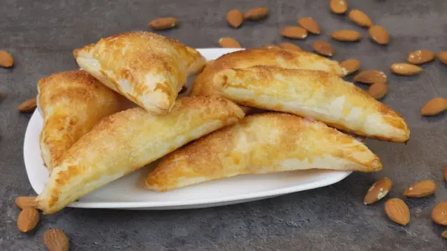 Слоеные пирожки с ягодами