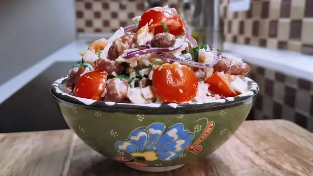 Салат с курицей и фасолью 