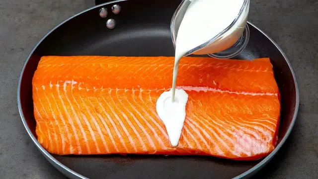 Паста с лососем в сливочном соусе со шпинатом и шампиньонами