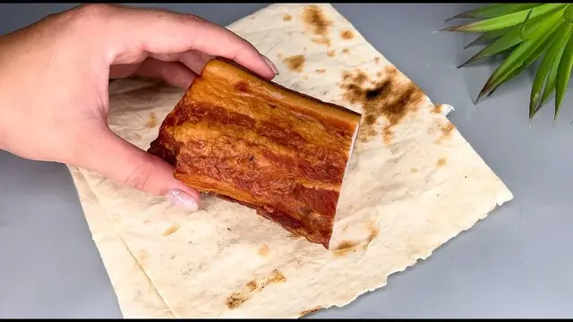 Закуска из лаваша с копченым мясом и сыром