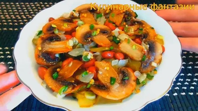 Постный салат с шампиньонами, фасолью и маринованными огурцами 