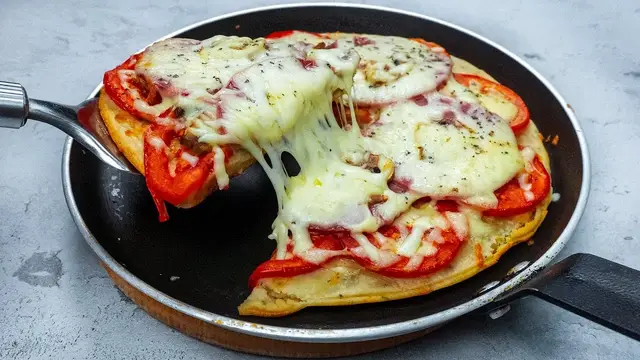 Очень вкусная пицца на сковороде