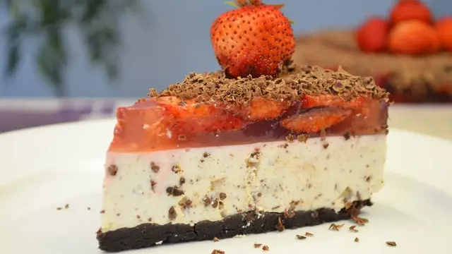 Чизкейк творожный с клубникой и шоколадной крошкой