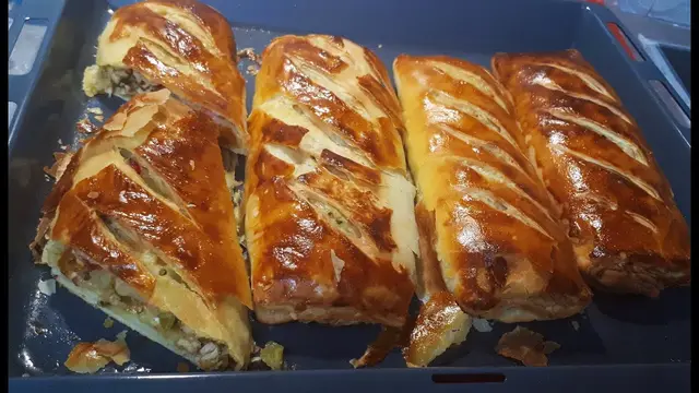 Слоистая дрожжевая выпечка с курицей и овощами