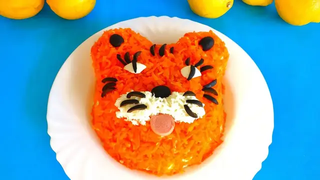 Праздничный салат с копченой курицей 