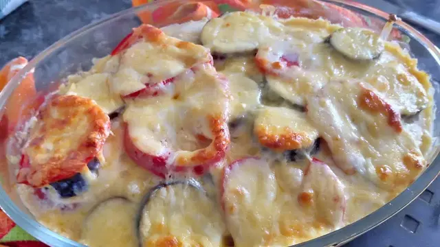 Баклажаны с куриным филе, помидором и сыром