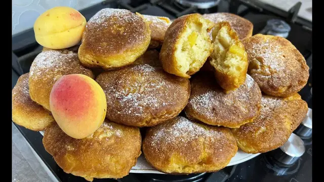 Ароматные оладьи с абрикосами - быстрый завтрак