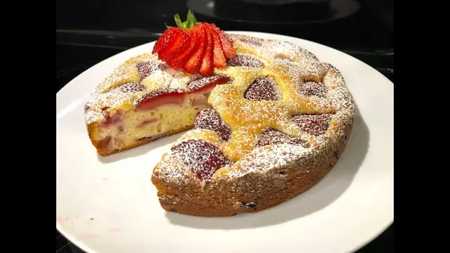 Клубничный пирог на скорую руку без миксера