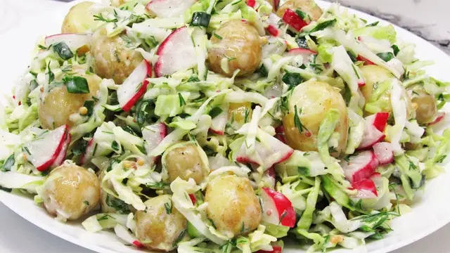 Вкусный салат из молодой картошки и капусты