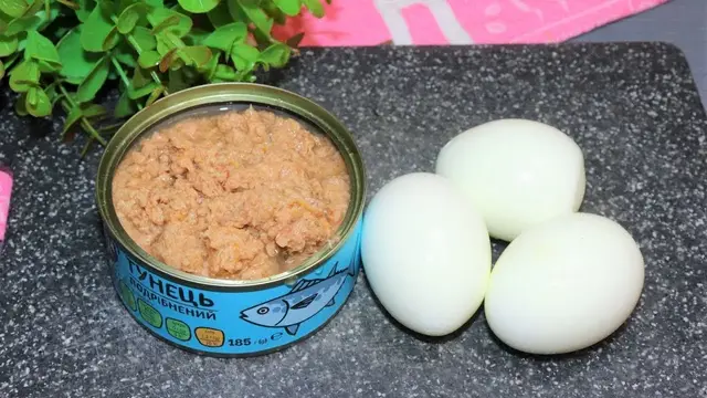 Простой салат из консервы и яиц