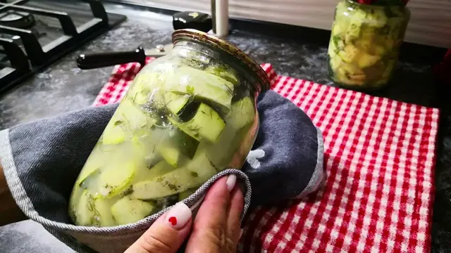 Маринованный салат из кабачков